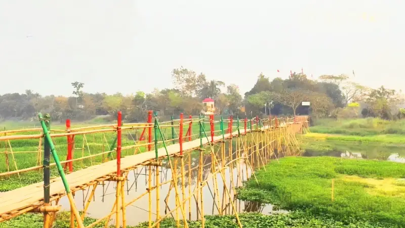 দুই উপজেলার সেতুবন্ধন কাঁচাপাকা বাঁশের সাঁকো দুই উপজেলার সেতুবন্ধন কাঁচাপাকা বাঁশের সাঁকো
