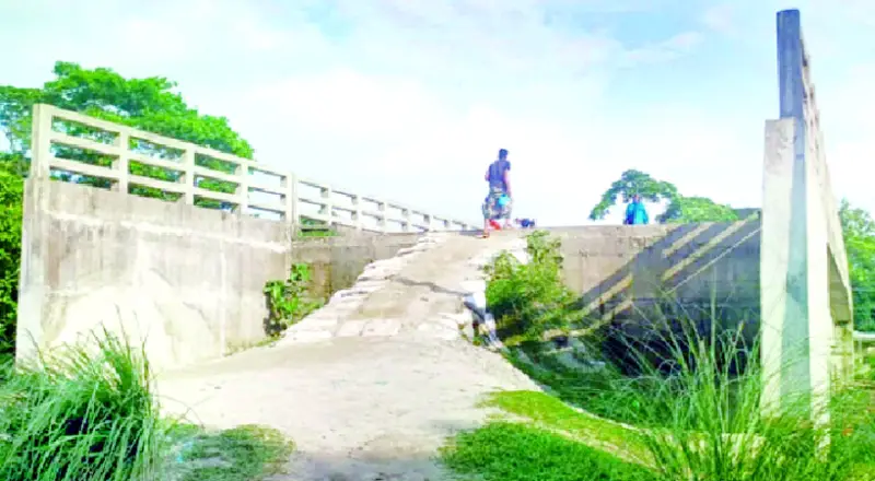 কালকিনিতে কাজে আসছে না ব্রিজ কালকিনিতে কাজে আসছে না ব্রিজ