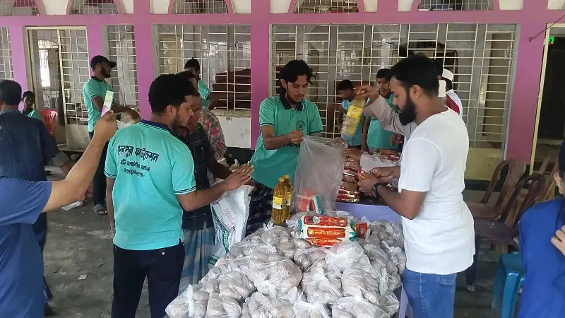 কুমিল্লায় ১০ টাকায় ঈদের বাজার! দেবপুরে ব্যতিক্রমী উদ্যোগে মুখে হাসি শতাধিক পরিবারের কুমিল্লায় ১০ টাকায় ঈদের বাজার! দেবপুরে ব্যতিক্রমী উদ্যোগে মুখে হাসি শতাধিক পরিবারের