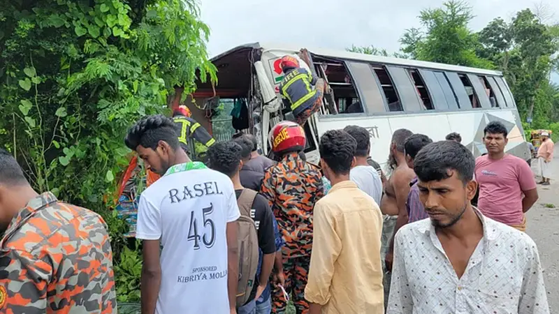 ট্রাকের মাঝে চাপা পড়ে ইজিবাইকের ৪ জনের প্রাণহানি ট্রাকের মাঝে চাপা পড়ে ইজিবাইকের ৪ জনের প্রাণহানি