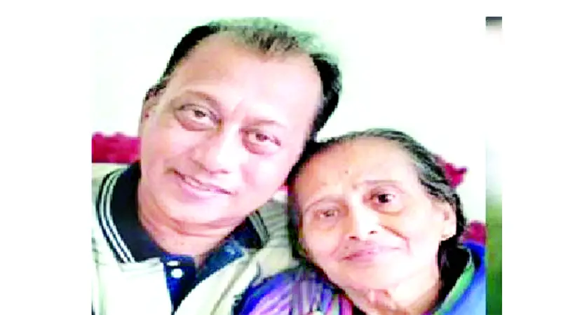 মায়ের কাছে সমু চৌধুরী মায়ের কাছে সমু চৌধুরী
