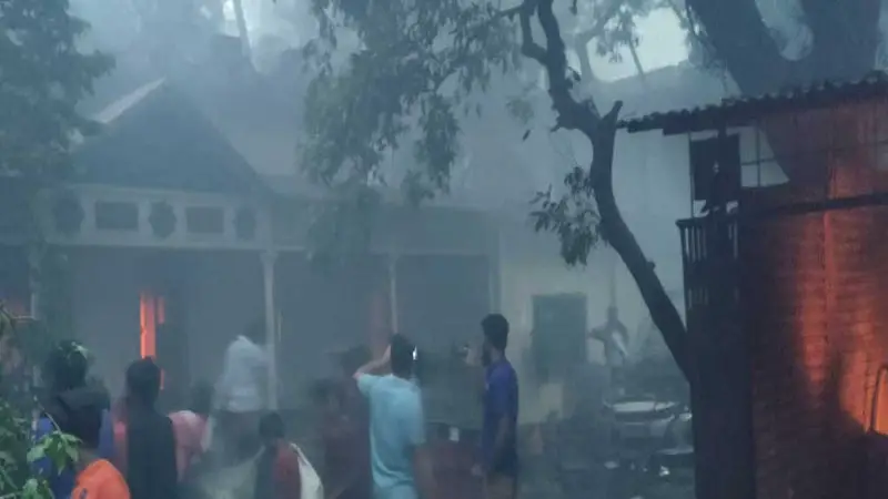 জলের গানের রাহুল আনন্দের বাড়িতে আগুন, লুটপাট জলের গানের রাহুল আনন্দের বাড়িতে আগুন, লুটপাট