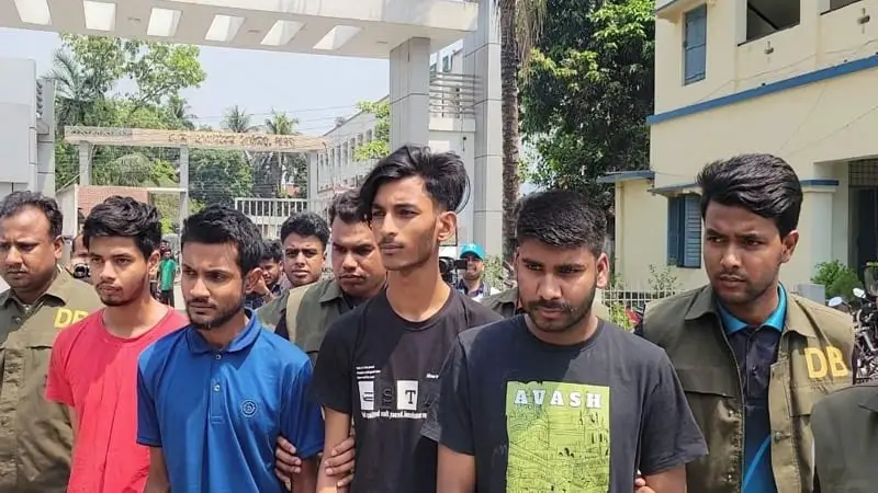 কলেজপড়ুয়া মেয়েদের ‘অশ্লীল’ ছবি ফেসবুকে ছড়িয়ে ব্ল্যাকমেইল, এরপর... কলেজপড়ুয়া মেয়েদের ‘অশ্লীল’ ছবি ফেসবুকে ছড়িয়ে ব্ল্যাকমেইল, এরপর...