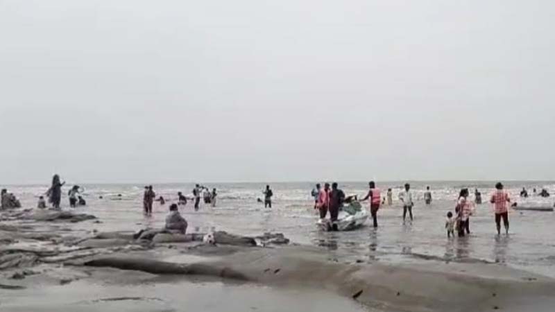 কুয়াকাটায় সমুদ্রের নৈসর্গিক দৃশ্য উপভোগ পর্যটকদের কুয়াকাটায় সমুদ্রের নৈসর্গিক দৃশ্য উপভোগ পর্যটকদের