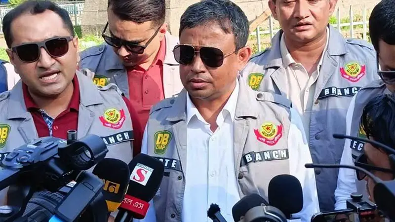 আন্দোলনরত শিক্ষার্থীরা আগুন কিংবা ভাঙচুর করেনি: ডিবিপ্রধান আন্দোলনরত শিক্ষার্থীরা আগুন কিংবা ভাঙচুর করেনি: ডিবিপ্রধান