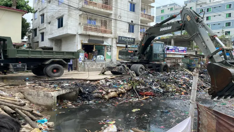 নারায়ণগঞ্জে ডিএনডি বাধেঁর ময়লা আর্বজনা পরিস্কার করলো সেনাবাহিনী নারায়ণগঞ্জে ডিএনডি বাধেঁর ময়লা আর্বজনা পরিস্কার করলো সেনাবাহিনী