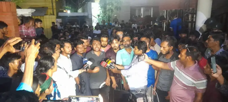 ২৪ ঘণ্টার মধ্যে কেএমপি কমিশনার অপসারণ না হলে কঠোর কর্মসূচির হুঁশিয়ারি ২৪ ঘণ্টার মধ্যে কেএমপি কমিশনার অপসারণ না হলে কঠোর কর্মসূচির হুঁশিয়ারি