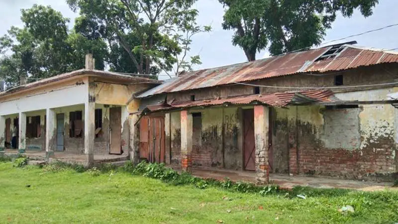 ভবন সংকটসহ নানা সমস্যায় জর্জরিত নাঙ্গলকোটের বক্সগঞ্জ উচ্চ বিদ্যালয়
