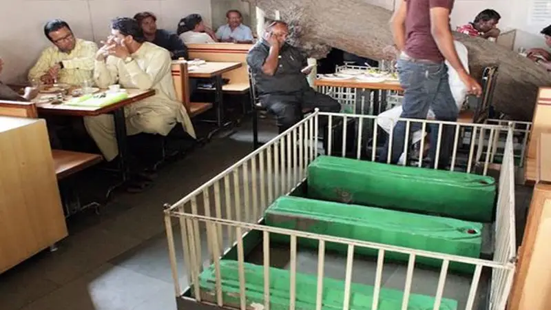 কবরস্থানে নির্মিত অদ্ভুত রেস্তোরাঁ!