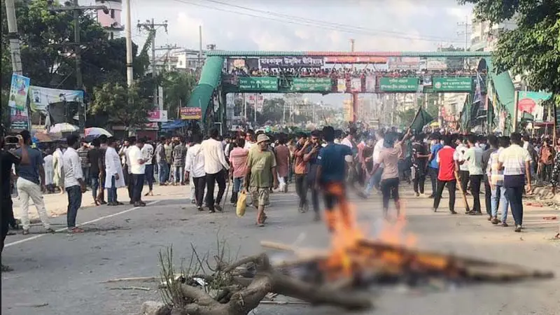 নরসিংদীতে ঢাকা-সিলেট মহাসড়ক অবরোধ, সাংবাদিকসহ আহত ৫ নরসিংদীতে ঢাকা-সিলেট মহাসড়ক অবরোধ, সাংবাদিকসহ আহত ৫