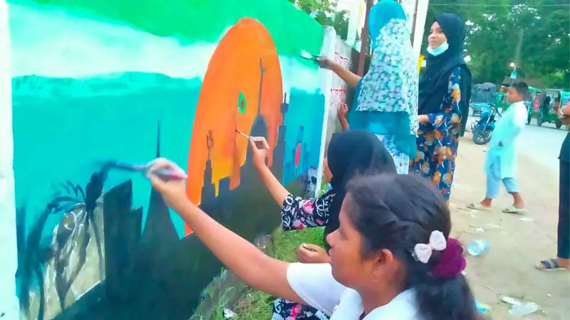 হালুয়াঘাটে দেয়ালে আন্দোলনের চিত্র ফুটিয়ে তুলছেন শিক্ষার্থীরা