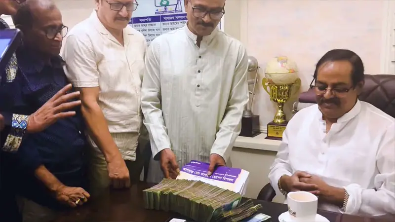 শিল্পীদের ১০ লাখ টাকা ঈদ উপহার দিলেন ডিপজল শিল্পীদের ১০ লাখ টাকা ঈদ উপহার দিলেন ডিপজল