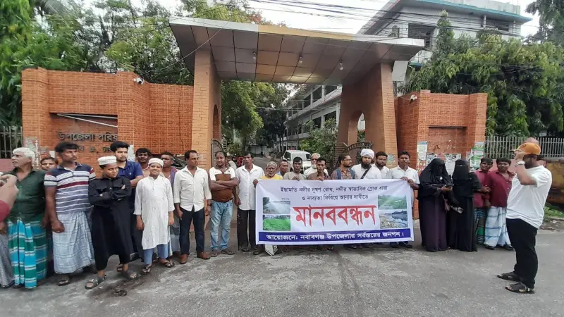 ইছামতি নদী বাঁচাতে বৃষ্টিতে ভিজেও নদী প্রেমিদের মাবনবন্ধন ইছামতি নদী বাঁচাতে বৃষ্টিতে ভিজেও নদী প্রেমিদের মাবনবন্ধন