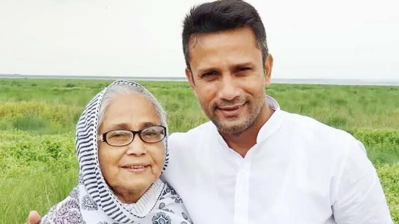 মাকে হারালেন খালেদ মাসুদ পাইলট মাকে হারালেন খালেদ মাসুদ পাইলট