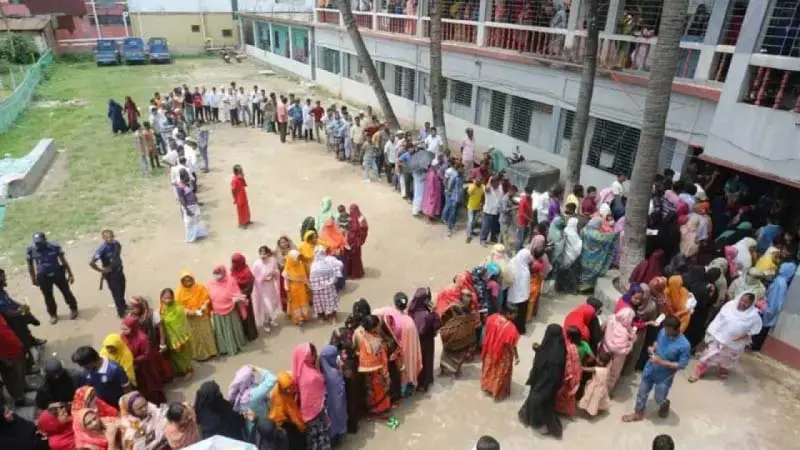 লাইনে দাঁড়ানো অবস্থায় ভোটারের মৃত্যু লাইনে দাঁড়ানো অবস্থায় ভোটারের মৃত্যু