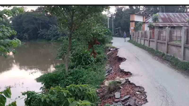 খালের পেটে সড়ক, দুর্ভোগ পাঁচ গ্রামের মানুষের খালের পেটে সড়ক, দুর্ভোগ পাঁচ গ্রামের মানুষের