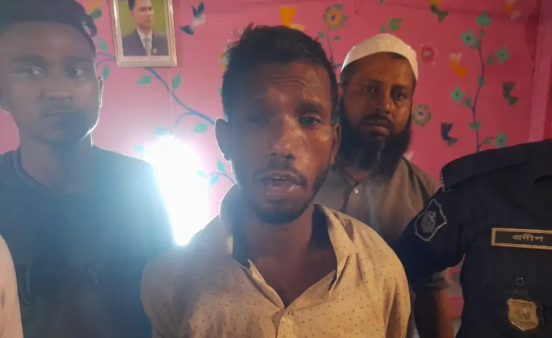 গরুর বাজারে রক্তাক্ত ট্র্যাজেডি: প্রকাশ্যে শ্বশুরকে কুপিয়ে হত্যা করল জামাই! গরুর বাজারে রক্তাক্ত ট্র্যাজেডি: প্রকাশ্যে শ্বশুরকে কুপিয়ে হত্যা করল জামাই!