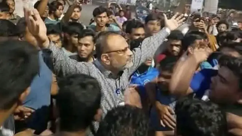 ‘মার বেটা আমাকে, মার’ মেজাজ হারালেন ঢাবি ভিসি ‘মার বেটা আমাকে, মার’ মেজাজ হারালেন ঢাবি ভিসি