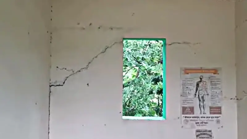 মৃত্যুর ছায়ায় শিক্ষা: চরম্বা উচ্চ বিদ্যালয়ের ঝুঁকিপূর্ণ ভবনে চলছে ক্লাস মৃত্যুর ছায়ায় শিক্ষা: চরম্বা উচ্চ বিদ্যালয়ের ঝুঁকিপূর্ণ ভবনে চলছে ক্লাস