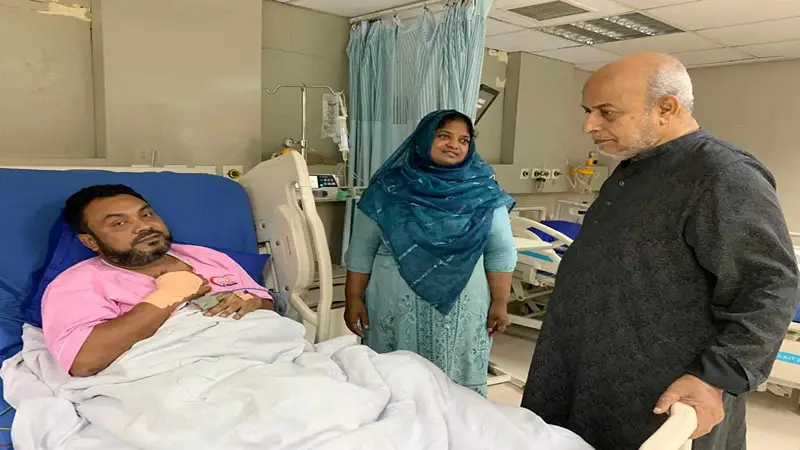 চিকিৎসাধীন কমলাপুর স্টেশন ম্যানেজারকে দেখতে হাসপাতালে রেলমন্ত্রী চিকিৎসাধীন কমলাপুর স্টেশন ম্যানেজারকে দেখতে হাসপাতালে রেলমন্ত্রী