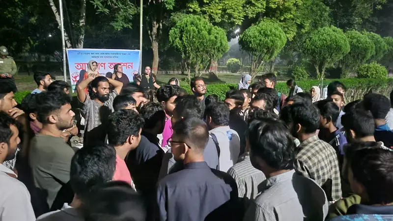 ইবিতে অনশনে অসুস্থ বেড়ে চার, ডিনের পদত্যাগ দাবি ইবিতে অনশনে অসুস্থ বেড়ে চার, ডিনের পদত্যাগ দাবি