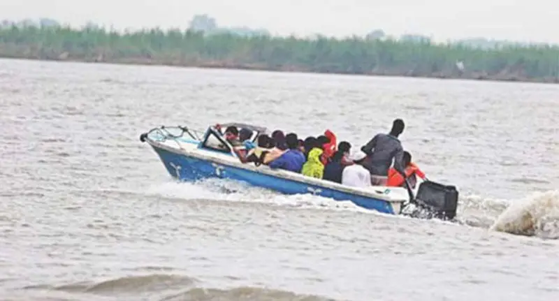 বরিশালে নৌপথের যাত্রীদের নেই নিরাপত্তা বরিশালে নৌপথের যাত্রীদের নেই নিরাপত্তা