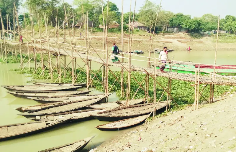 নড়বড়ে সাঁকোই পারাপারের ভরসা নড়বড়ে সাঁকোই পারাপারের ভরসা