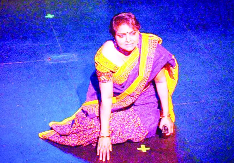 প্রাচ্যনাটের এক জোড়া জুতা নাটকের মঞ্চায়ন প্রাচ্যনাটের এক জোড়া জুতা নাটকের মঞ্চায়ন