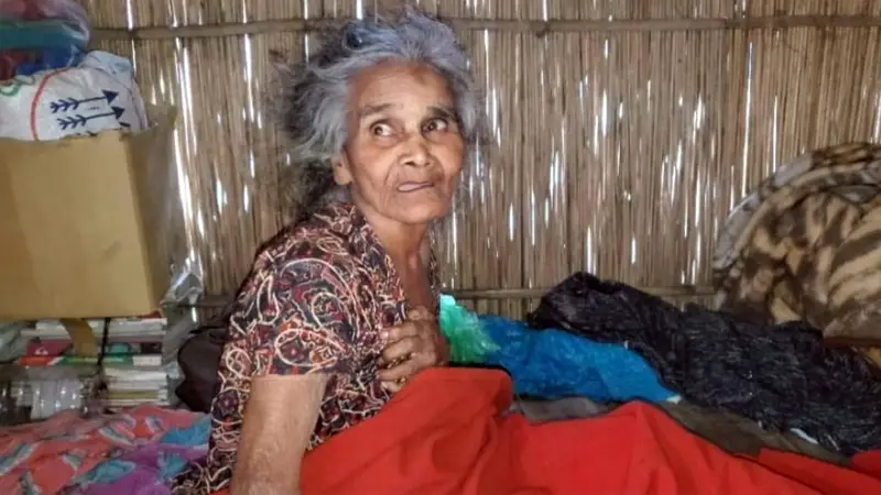 ছাগলের ঘরে ৮০ বছর বয়সি বৃদ্ধা মায়ের তালাবদ্ধ জীবন ছাগলের ঘরে ৮০ বছর বয়সি বৃদ্ধা মায়ের তালাবদ্ধ জীবন