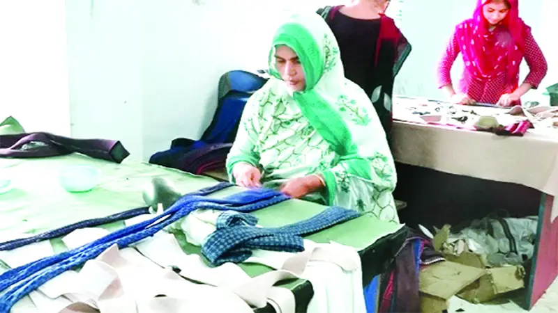 টাই শিল্পে নারী টাই শিল্পে নারী
