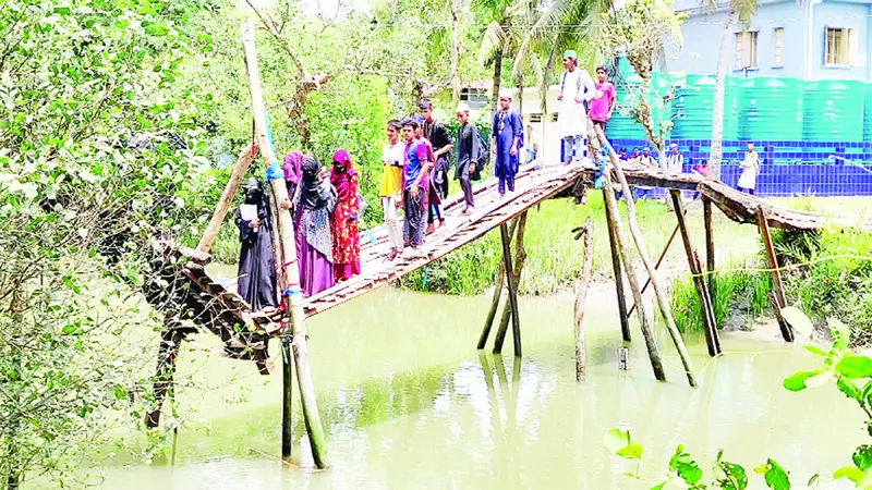 মোরেলগঞ্জে কাঠের পুল ভেঙ্গে খালে মোরেলগঞ্জে কাঠের পুল ভেঙ্গে খালে