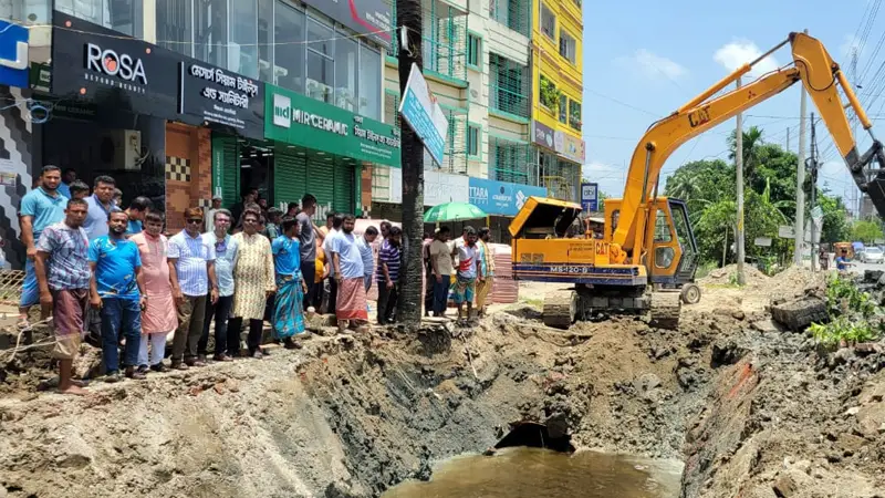 কিশোরগঞ্জে ৩শ’ বছরের পুরোনো খাল পুনরুদ্ধার, খনন কাজে একাট্টা ৫ গ্রামের মানুষ কিশোরগঞ্জে ৩শ’ বছরের পুরোনো খাল পুনরুদ্ধার, খনন কাজে একাট্টা ৫ গ্রামের মানুষ
