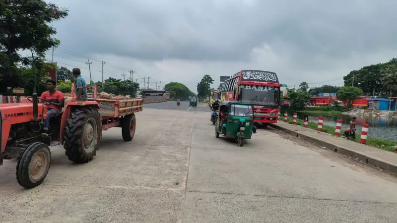 নিষিদ্ধ যান দাপিয়ে বেড়াচ্ছে মহাসড়ক নিষিদ্ধ যান দাপিয়ে বেড়াচ্ছে মহাসড়ক