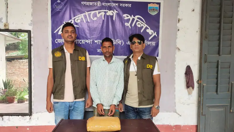 নওগাঁয় গাঁজাসহ মাদক ব্যবসায়ী গ্রেপ্তার নওগাঁয় গাঁজাসহ মাদক ব্যবসায়ী গ্রেপ্তার