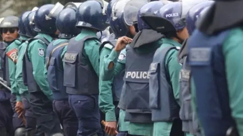 ডাকাতি করতে গিয়ে ধরা খেলেন পুলিশ কর্মকর্তাসহ ৬ জন ডাকাতি করতে গিয়ে ধরা খেলেন পুলিশ কর্মকর্তাসহ ৬ জন
