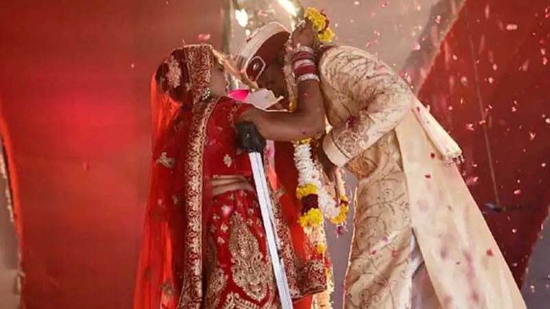 বিয়ের মঞ্চে বউকে চুমু, বরপক্ষকে পেটালো কনের পরিবার বিয়ের মঞ্চে বউকে চুমু, বরপক্ষকে পেটালো কনের পরিবার