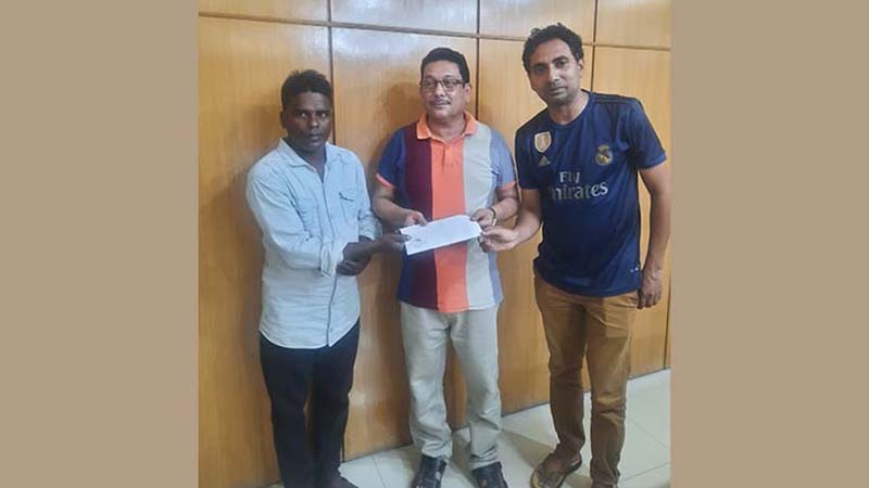 রাসেল ভাইপার ধরে পুরস্কার পেলেন দুই ব্যক্তি রাসেল ভাইপার ধরে পুরস্কার পেলেন দুই ব্যক্তি
