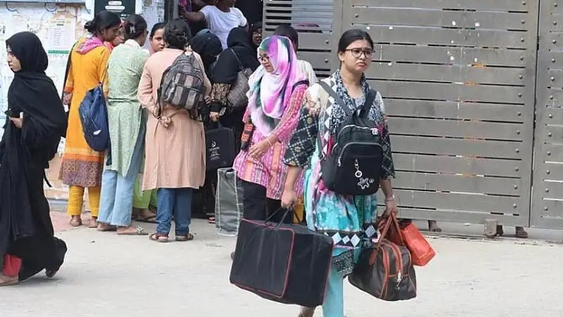 বিশ্ববিদ্যালয়ের হল ছাড়ছেন শিক্ষার্থীরা বিশ্ববিদ্যালয়ের হল ছাড়ছেন শিক্ষার্থীরা