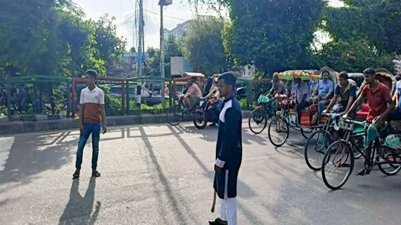 সড়কে ট্রাফিক পুলিশের ভূমিকায় শিক্ষার্থীরা সড়কে ট্রাফিক পুলিশের ভূমিকায় শিক্ষার্থীরা