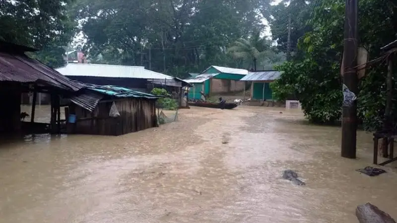বান্দরবানে পাহাড়ি ঢলে তলিয়ে গেছে বাড়িঘর, আশ্রয়কেন্দ্রে মানুষ বান্দরবানে পাহাড়ি ঢলে তলিয়ে গেছে বাড়িঘর, আশ্রয়কেন্দ্রে মানুষ