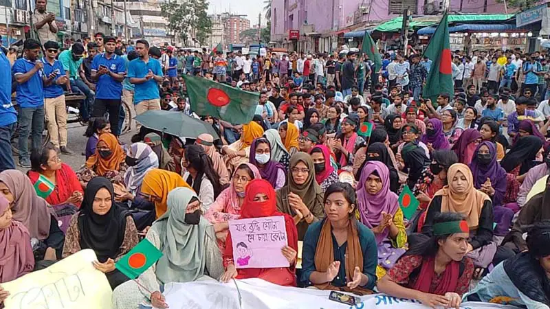 রাজধানীর গুলিস্তান জিরো পয়েন্ট দখলে জবি শিক্ষার্থীদের রাজধানীর গুলিস্তান জিরো পয়েন্ট দখলে জবি শিক্ষার্থীদের