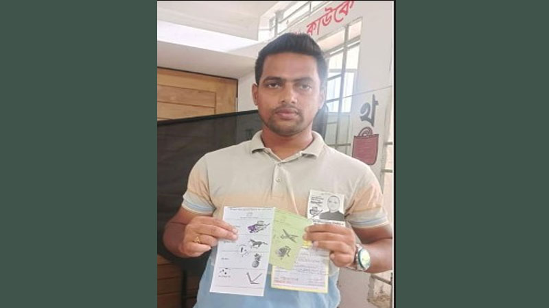 সিল মারা ব্যালটের ছবি তুলে ফেসবুকে দেওয়া সেই ছাত্রলীগ নেতা আটক সিল মারা ব্যালটের ছবি তুলে ফেসবুকে দেওয়া সেই ছাত্রলীগ নেতা আটক