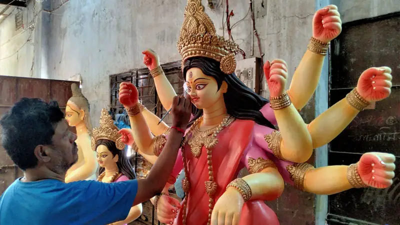 শিল্পীদের তুলির আঁচড়ে রঙিন হয়ে উঠছে প্রতিমা।