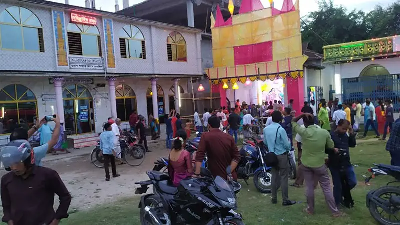 এক উঠানেই মসজিদে নামাজ আর মন্দিরে পূজা এক উঠানেই মসজিদে নামাজ আর মন্দিরে পূজা
