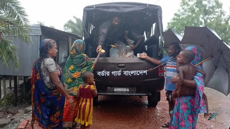 ঘূর্ণিঝড় রেমালে ক্ষতিগ্রস্ত ও অসহায় মানুষের পাশে বিজিবি ঘূর্ণিঝড় রেমালে ক্ষতিগ্রস্ত ও অসহায় মানুষের পাশে বিজিবি