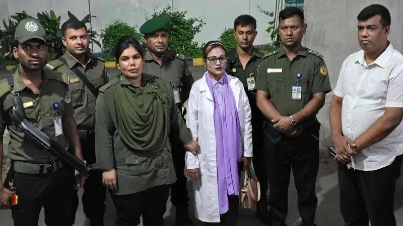 ঢামেক থেকে আবারো ভুয়া চিকিৎসক আটক ঢামেক থেকে আবারো ভুয়া চিকিৎসক আটক
