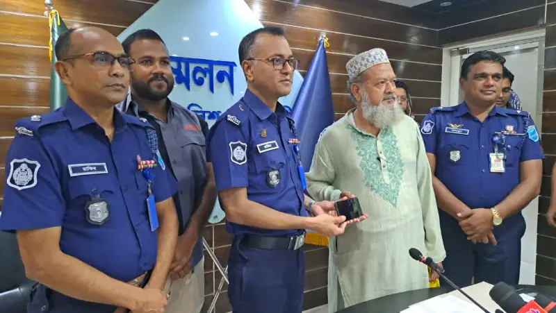 রাজবাড়ীতে হারানো ৬৬টি মোবাইল উদ্ধার, মালিকদের হাতে হস্তান্তর রাজবাড়ীতে হারানো ৬৬টি মোবাইল উদ্ধার, মালিকদের হাতে হস্তান্তর