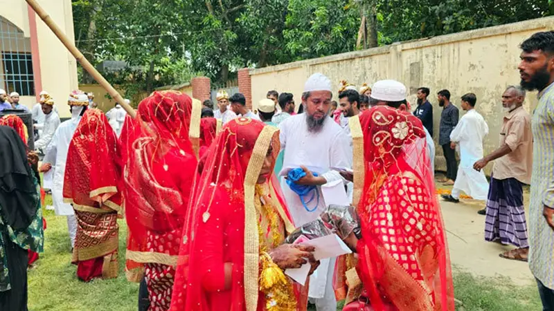 যৌতুকবিহীন গণবিবাহ অনুষ্ঠিত, বরকে দেয়া হলো ভ্যানগাড়ি যৌতুকবিহীন গণবিবাহ অনুষ্ঠিত, বরকে দেয়া হলো ভ্যানগাড়ি
