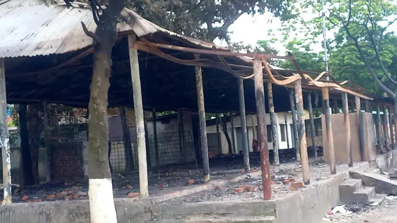 চাঁদপুর নৌ থানা পুড়িয়ে দিলেন জেলেরা চাঁদপুর নৌ থানা পুড়িয়ে দিলেন জেলেরা