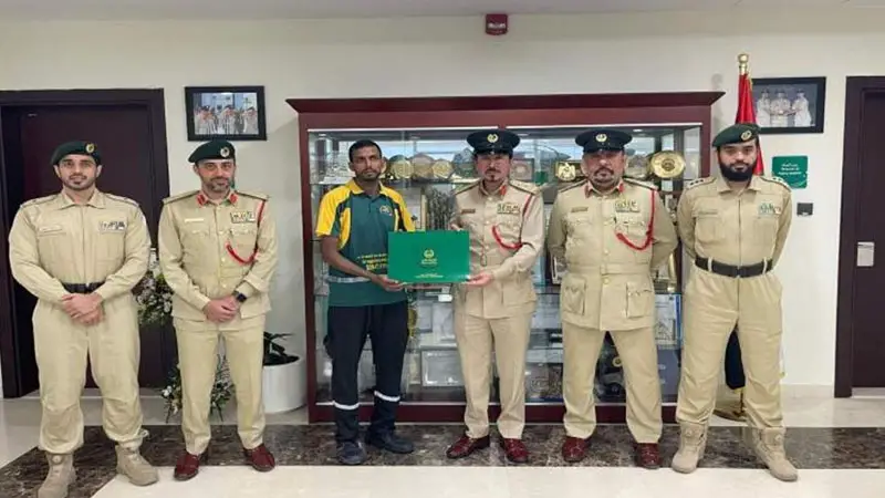 দুবাইয়ে কুড়িয়ে পাওয়া ৩৩ লাখ টাকা ফেরত দিলেন প্রবাসী দুবাইয়ে কুড়িয়ে পাওয়া ৩৩ লাখ টাকা ফেরত দিলেন প্রবাসী